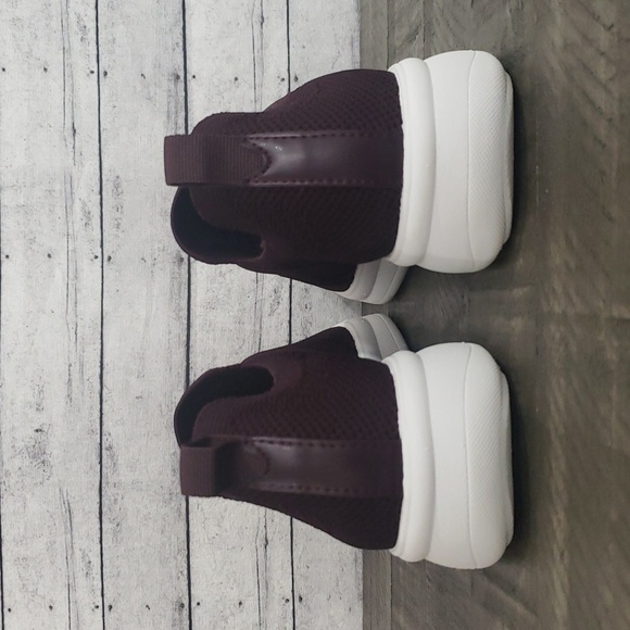 Clarks-Cloudsteppers Ezera Walk Slip-On Sneaker Burgundy Knit Size 9M - Picture 2 of 8